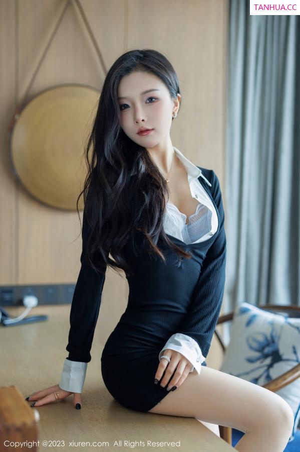 七七kiko  [XiuRen]高清写真图 2023.10.08 No.7471 七七kiko 制服美腿第18张图片